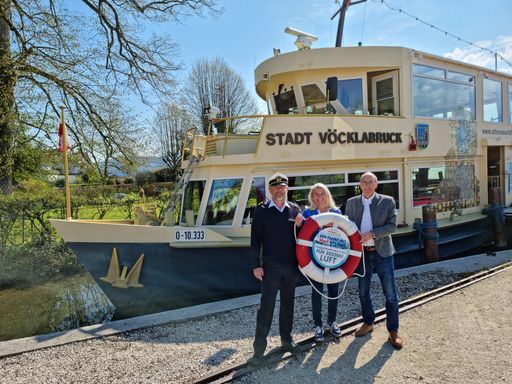 Die Geschäftsführung der Stern Schifffahrt und der
Stern Holding vor dem Flaggschiff welches Gustav Klimt gewidmet ist.