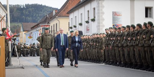 Abschreiten der Front der anzugelobenden Rekruten