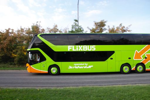 Vorschau Bild von Nach der Corona bedingten Pause nimmt Dr. Richard
unter der Flagge FlixBus am 20. Mai die erfolgreiche Verbindung
Graz-Flughafen Wien wieder auf.