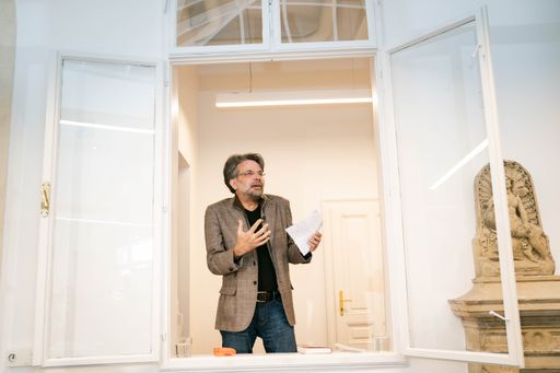 Vorschau Bild von Ein Philosoph als Fenstergucker: Robert Pfaller,
Autor und Professor für Philosophie, über Wörter als blitzende
Waffen