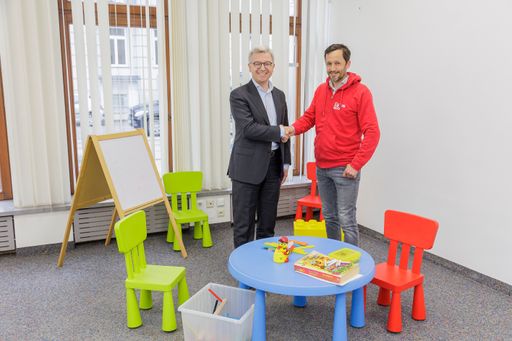 Michael Höllerer, Generaldirektor Raiffeisen
NÖ-Wien, übergibt die Flüchtlingsunterkunft „Haus Lina“ an Klaus
Schwertner, gf. Caritasdirektor der Erzdiözese Wien.