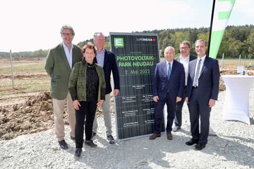 Foto (honorarfrei v.l.n.r.): Grundstückseigner
Franz-Karl Kottulinsky, Energie-Landesrätin Ursula Lackner, Frank
Albert (Geschäftsführer Supernova), Christian Purrer
(Vorstandssprecher Energie Steiermark), Martin Graf
(Vorstandsdirektor Energie Steiermark) und Landtagsabgeordneter
Bürgermeister Wolfgang Dolesch (Gemeinde Neudau)