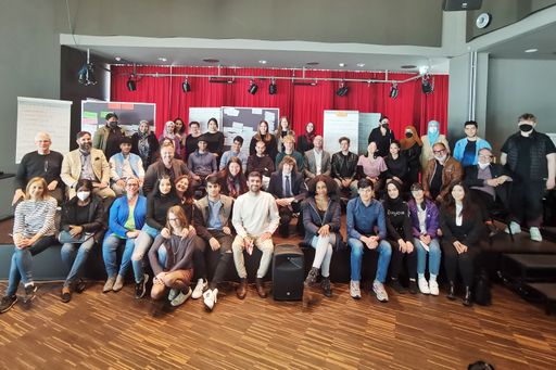 Gruppenfoto aller Beteiligten am Europäischen
Jugendparlament Simmering