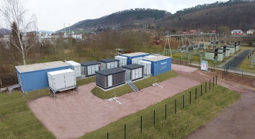 Mit 10 MW leisten die VERBUND Batteriespeicher in
der Wartburgstadt Eisenach einen Beitrag zur Stabilisierung des
Verteilnetzes der TEN Thüringer Energienetze GmbH & Co. KG.