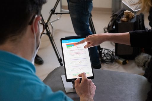 Vorschau Bild von Die „reha buddy“-App sammelt wertvolle Daten zum Fortschritt der
Rehabilitation und wertet diese für das medizinische Personal
automatisiert aus.