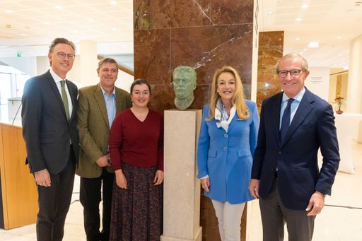 Vorschau Bild von Festspiel-Präsidentin und Landeshauptmann enthüllen anlässlich
der Wahl von Dr. Franz Rehrl zum Landeshauptmann von Salzburg vor
100 Jahren Bronze-Büste