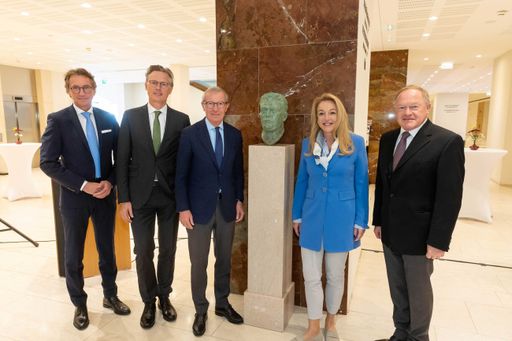  Festspiel-Präsidentin und Landeshauptmann enthüllen anlässlich
der Wahl von Dr. Franz Rehrl zum Landeshauptmann von Salzburg vor
100 Jahren Bronze-Büste