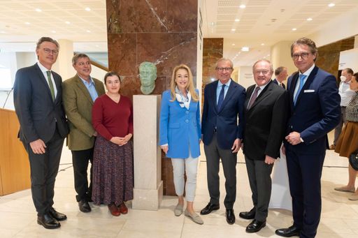 Vorschau Bild von Festspiel-Präsidentin und Landeshauptmann enthüllen anlässlich
der Wahl von Dr. Franz Rehrl zum Landeshauptmann von Salzburg vor
100 Jahren Bronze-Büste