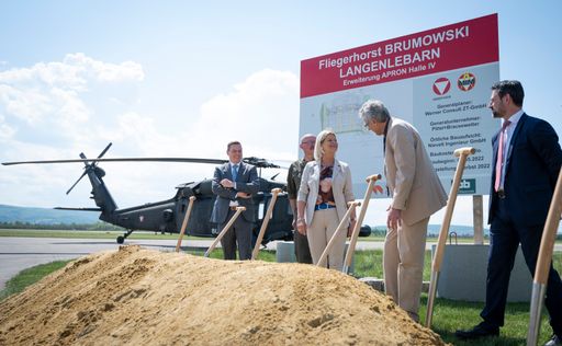 Vorschau Bild von Mit dem Spatenstich werden umfassende Baumaßnahmen am
Fliegerhorst Brumowski eingeleitet.