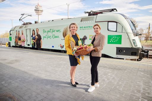 Gertraud Grabmann und Karin Seywald Czihak vor der
ÖBB-Lok im Bio-Branding mit einem Korb voller Bio-Lebensmitteln von
Bio-Bäuerinnen und Bio-Bauern aus Österreich.