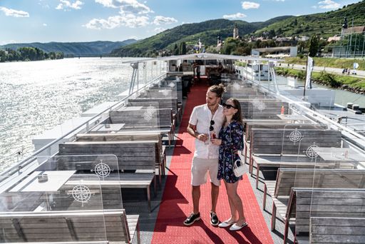 Bild zu OTS - Paar am Sonnendeck der MS Dürnstein