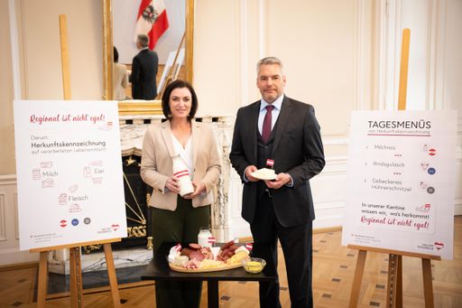 Bundeskanzler Karl Nehammer und Landwirtschaftsministerin
Elisabeth Köstinger: Mit der Umsetzung der verpflichtenden
Herkunftskennzeichnung in verarbeiteten Lebensmitteln und in der
öffentlichen Gemeinschaftsverpflegung wird ein wichtiger Punkt des
Regierungsprogramms Realität.