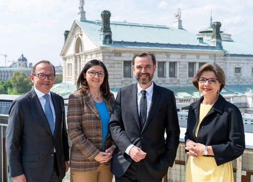 APA-Chef Clemens Pig wird oberster
Genossenschafter, v. l. n. r.: ÖGV-Vorstandsvorsitzender Peter
Haubner, die neue Verbandsrätin Monika Cisar-Leibetseder,
ÖGV-Präsident Clemens Pig und die scheidende Verbandsrätin Regina
Ovesny-Straka