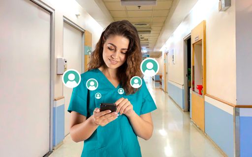 Als mobiles Intranet vernetzt die LOLYO
Mitarbeiter-App alle Mitarbeitenden eines Unternehmens per
Smartphone. Offene Stellen werden in der App veröffentlicht und
können dank der innovativen Job-Empfehlungsfunktion von allen
Mitarbeitenden in deren Sozialen Netzwerken geteilt werden.