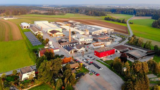 Das Werksareal hat sich im Laufe der Jahrzehnte verändert, ist
allerdings seit seiner Gründung am gleichen Standort im Waldviertler
Echsenbach geblieben. Mit einer Größe von mittlerweile 132.000 m²
ist hier ein innovativer und zukunftsorientierter Betrieb entstanden