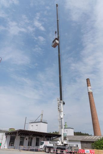 Vorschau Bild von Das Werk von oben betrachten - mit der Kranfahrt wird eine Höhe
von bis zu 40 m erreicht. Ausblick und ein wenig Nervenkitzel ist
garantiert.