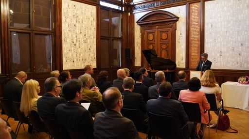 Vorschau Bild von Botschafter und Sektionchef Mag. Jürgen Meindl: „Die Geschichte
wäre so viel einfacher gewesen, hätten die vormodernen bereits
Personen wie Birol Kilic gekannt.“