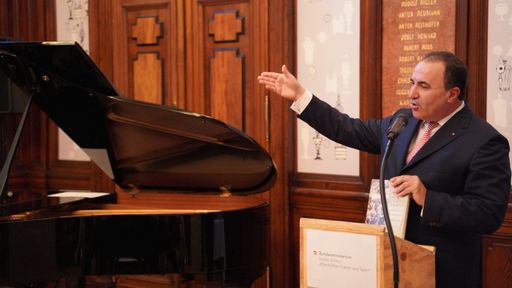 Vorschau Bild von DI Birol Kilic: "Die Republik Österreich hat für mich mit ihrer
freiheitlichen, demokratischen, rechtstattlichen und insbesondere
säkularen Grundordnung einen Raum geschaffen, wo ich in den letzten
30 Jahren nicht nur gesund atmen, denken, studieren, forschen,
schreiben, diskutieren, kritisieren und organisieren konnte sondern
auch meinen Beruf konstruktiv und zielführend in Ruhe und Frieden
ausüben durfte .