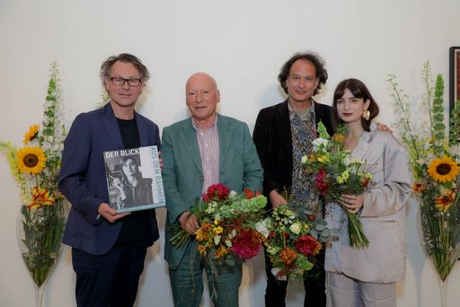 https://www.apa-fotoservice.at/galerie/27852 v.l.n.r.: Leopold
Museum Direktor Hans-Peter Wipplinger, Helmut Klewan, Kurator Stefan
Kutzenberger, Kuratorische Assistenz Aline Steinwender