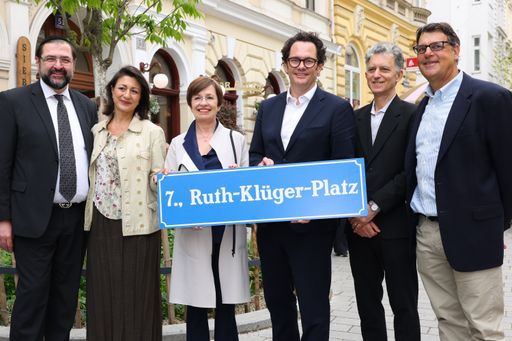 Feierliche Eröffnung des Ruth-Klüger-Platzes in
Wien Neubau, Burggasse / Ecke Kirchengasse. 6. Mai 2022