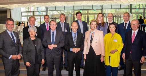 V.l.n.r.: Roald Steiner (Vizerektor, Fachhochschule
Salzburg), Peter Unterkofler (Präsident, Industriellenvereinigung
Salzburg), Markus Sattel (Geschäftsführung, Salzburger Sparkasse),
Maximilian Dasch (Geschäftsführung, Salzburger Nachrichten), Irene
Schulte (Geschäftsführung, Industriellenvereinigung Salzburg),
Christoph Paulweber (Geschäftsführung, Salzburger Sparkasse),
Andreas Altmann (Rektor, MCI | Die Unternehmerische Hochschule®),
Moderator Oliver Stock (Weimer Gruppe), Seyran Ates (Vortragende),
Hendrik Lehnert (Rektor, Universität Salzburg), Bundesminister
Martin Kocher, Anastassia Lauterbach (Vortragende), Doris Walter
(Geschäftsführung, Fachhochschule Salzburg), Landeshauptmann
Wilfried Haslauer.