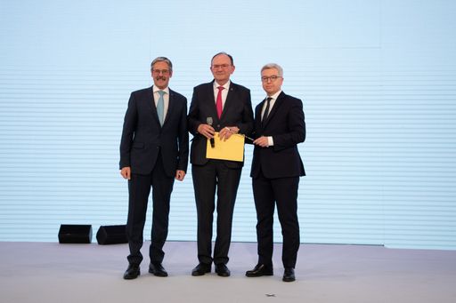 Klaus Buchleitner (m.) reichte den Taktstock
gemeinsam mit Obmann Erwin Hameseder (l.) an den neuen
Generaldirektor Michael Höllerer (r.) weiter.