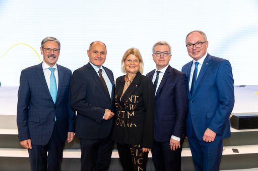 Vorschau Bild von Erwin Hameseder, Obmann der Raiffeisen-Holding
NÖ-Wien; Wolfgang Sobotka, Nationalratspräsident; Klaudia Tanner,
Verteidigungsministerin; Michael Höllerer, Generaldirektor
Raiffeisen NÖ-Wien; Stephan Pernkopf, nö. Landeshauptfrau-Stv.