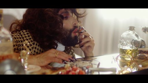 Vorschau Bild von Conchita Wurst zieht nach einer durchzechten Nacht
an einem Zigarettenstummel (Standbild aus dem neuen Musikvideo zu
"CAR")