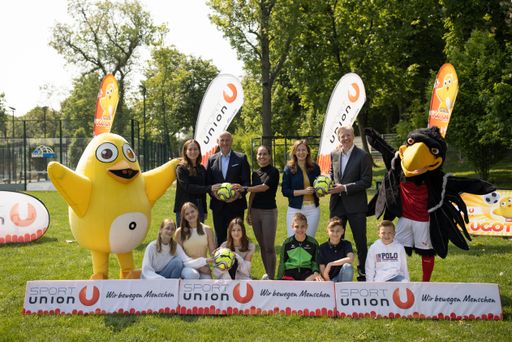 Auftakt von "UGOTCHI - Punkten mit Klasse" 2022 mit
Jugendstaatssekretärin Claudia Plakolm, SPORTUNION-Präsident Peter
McDonald, ÖFB-Frauen-Teamchefin Irene Fuhrmann, SIMPLY-STRONG-Obmann
Werner Schwarz, ÖFB-Teamspielerin Jasmin Eder sowie SPORTUNION-
Maskottchen UGOTCHI und ÖFB-Maskottchen Ostar-Richi