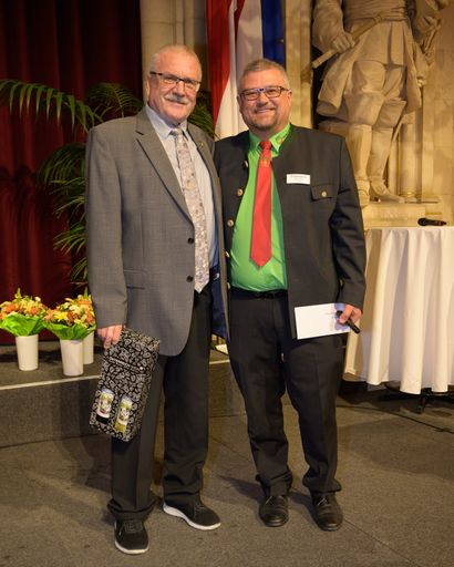  100-Jahr-Feier des Österreichischen
Siedlerverbandes: Präsident Helmut Löschl (rechts) mit dem
Altpräsidenten Siegmund Schauer (Verband Wohneigentum Landesverband
Bayern e.V.) stehen für gute Zusammenarbeit.