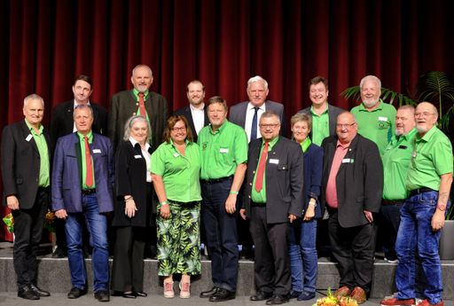 Vorschau Bild von Der neue Verbandsvorstand des Österreichischen
Siedlerverbandes (ÖSV), gewählt am 7. Mai 2022 anlässlich der
100-Jahr-Feier im Wiener Rathaus: Vorne von links nach rechts:
Wilhelm Frickh, Manfred Dittrich, Hedwig Sauerzapf, Gisela
Peutlberger-Naderer, Johann Hamedinger, Präsident Helmut Löschl,
Vizepräsidentin Elisabeth Leitner, Vizepräsident Herbert Gratzer,
Josef Kager, Ewald Bauer 2.Reihe von links nach rechts:
Vizepräsident Ing. Peter Blanc, Anton Luidold, Vizepräsident Michael
Sauerzapf, Vizepräsident Kurt Scharon, Udo Schuster, MSc, Walter
Kellauer