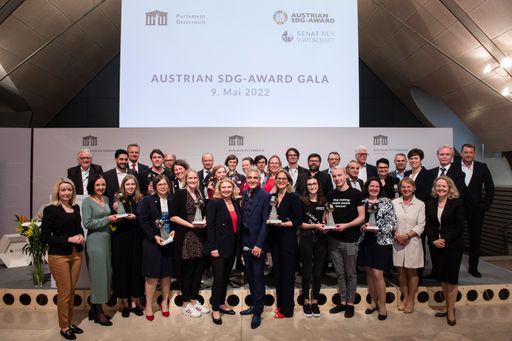 Grupenfoto mit allen Preisträger:innen und
Laudator:innen