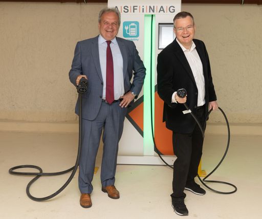 Vorschau Bild von ASFINAG-Vorstand Josef Fiala (li.) und ENIO CEO
Michael Viktor Fischer