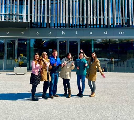 Vorschau Bild von Hauptsponsoren der Convention4u 2022 mit ACB
Geschäftsführerin vor dem congress Schladming