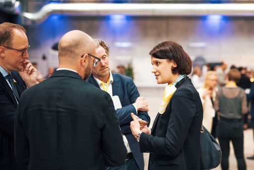 Vorschau Bild von v.l.n.r.: Ulrich Hörnig, Bürgermeister Allgemeine
Verwaltung, Leipzig, Deutschland Josef Lentsch, CEO von Innovation
in Politics Institute Germany, Berlin, Deutschland Helfried Carl,
Managing Partner des Innovation in Politics Institute und Gründer
der European Capital of Democracy Initiative, Wien, Österreich
Katarzyna Gruszecka Spychala, Vize-Bürgermeisterin, Gdynia, Polen