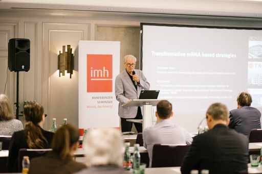  Prof. Dr. Christoph Huber, Mitgründer von BioNTech
SE, bei seiner Keynote auf der pharmaKON future.