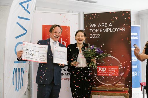 Vorschau Bild von Die YOUNG PHARMA AWARD Gewinnerin Carmen Schweicker
mit imh Geschäftsführer Manfred Hämmerle