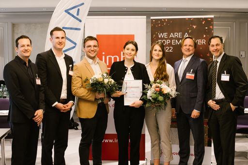 Vorschau Bild von Die Finalistinnen und der Finalist mit imh
Geschäftsführer Manfred Hämmerle, Award-Partnern und
Jurymitgliedern.