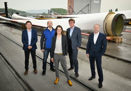  Besichtigung von Teilen einer Windkraftanlage im
Hafen Krems. Stefan Moidl (IG Windkraft), Gerhard Gussmagg (Rhenus
Donauhafen Krems), Vera Hofbauer (Sektionschefin BMK), Hans-Peter
Hasenbichler (viadonau), Andreas Schneider (Prangl)