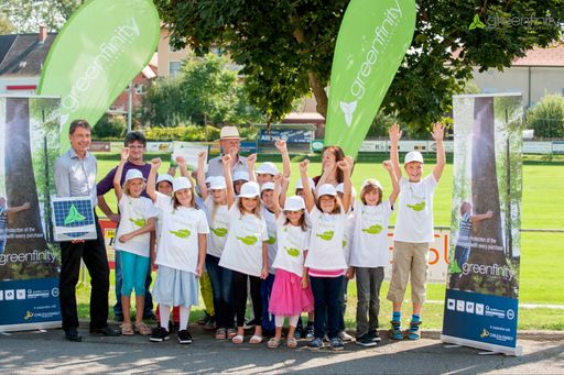 Vorschau Bild von Feierliche Übergabe: Im Jahr 2012 nahm die von der
Greenfinity Foundation finanzierte Fotovoltaikanlage am Dach der
Volksschule Fehring ihren Betrieb auf.