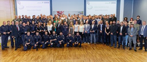 Michael Rab, Vorstand der Raiffeisenlandesbank
NÖ-Wien, und Gerhard Pürstl, Polizeipräsident Wien, (beide Mitte)
überreichten die Medaillen und Urkunden.