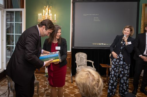 Vorschau Bild von Foto 3: Roche in Österreich Vertreter:innen
(Susanne Erkens-Reck, Uta-Maria Ohndorf) überreichen zur Erinnerung
und als Dankeschön den umfangreichen Roche-Jubiläumsband an
Keynote-Speaker Sven Gábor Jánszky