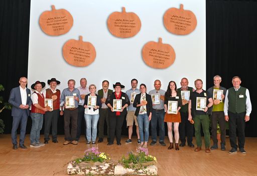  Franz Maier, Präsident des Umweltdachverbandes (links im Bild),
und Hans Hartl, Obmann der ARGE Streuobst (rechts im Bild), mit den
Gewinner:innen des Streuobst-Wettbewerbes "Apfel, Birne, los!"