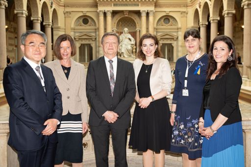 v.l.n.r.: Cheol-Kyu Hwang, Elisabeth Lovrek, Franz
Plöchl, Alma Zadić, Laura Codruta Kövesi, Cornelia Koller