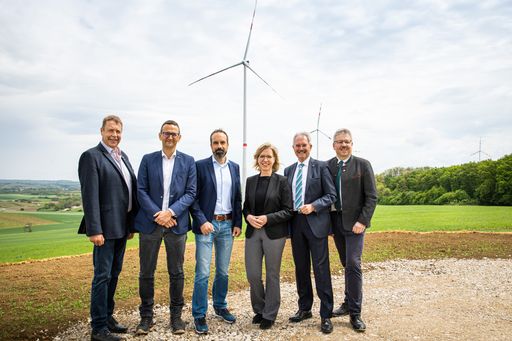 © Astrid Knie V.l.n.r.: Josef Tatzber (Bgm.
Wilfersdorf), Alexander Hochauer (Vorstand Finanz Windkraft
Simonsfeld), Markus Winter (Vorstand Technik Windkraft Simonsfeld),
Leonore Gewessler (Bundesministerin für Klimaschutz), Karl Wilfing
(Landtagspräsident Niederösterreich), Thomas Grießl (Bürgermeister
Poysdorf)