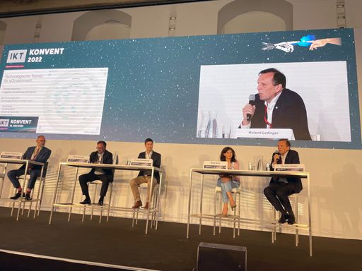 Vorschau Bild von BRZ-Geschäftsführer Roland Ledinger (rechts im
Bild) stellt im Rahmen des "Digital Leader Österreich"-Talks die
Publikation "BRZ-Perspektiven 2022" und den BRZ-Technologieradar
vor.