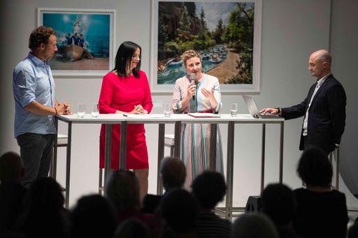 Vorschau Bild von Kulturstaatssekretärin Andrea Mayer und
Medienministerin Susanne Raab zur Position der Politik am
Produzent*innentag der AAFP. Rechts: Moderator Harald Fidler von Der
Standard. Links: Michael Krön, ORF Chefproducer.