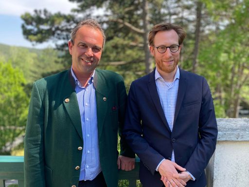  Baumit holt Energie- und Nachhaltigkeitsexperten an
Bord: Eli Widecki (rechts) übernahm per 16. Mai 2022 die neu
geschaffene Stabsstelle Energiestrategie und Kreislaufwirtschaft bei
Baumit. Robert Schmid (links), geschäftsführender Gesellschafter der
Baumit Beteiligungen GmbH, freut sich über den Neuzugang.