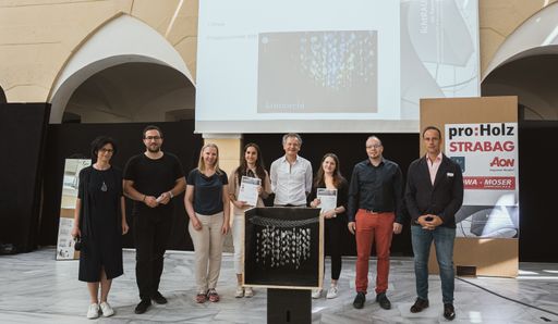 Unter dem Projekttitel „lichtRAUM22“ schrieb der
Studienbereich Bauingenieurwesen & Architektur der FH Kärnten
bereits zum elften Mal einen österreichweiten Ideenwettbewerb aus.
Die Teilnehmer*innen sollten in ihren Entwürfen das „Zusammenspiel“
von Raum, Licht und Material erlebbar machen. Die besten 20 Projekte
wurden in der Aula des Campus Spittal einer hochkarätigen Jury
präsentiert.