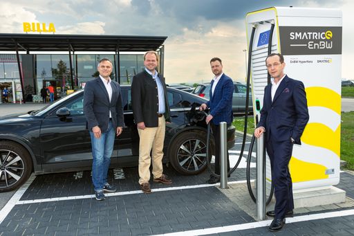 v.l.n.r.: Ronald Lausch (Leitung Marketing & Sales bei SMATRICS),
Hauke Hinrichs (Geschäftsführer von SMATRICS), Stefan Pany (Direktor
Technische Abteilung bei REWE) und Robert Nagele (Vorstand
Immobilien-Ressort bei BILLA) und eine neue SMATRICS EnBW
Highspeed-Ladestation bei BILLA in Wiener Neustadt